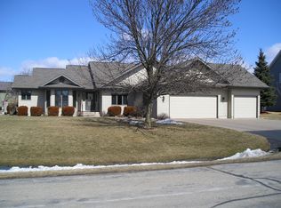 2668 Oakwood Cir, Oshkosh, WI 54904