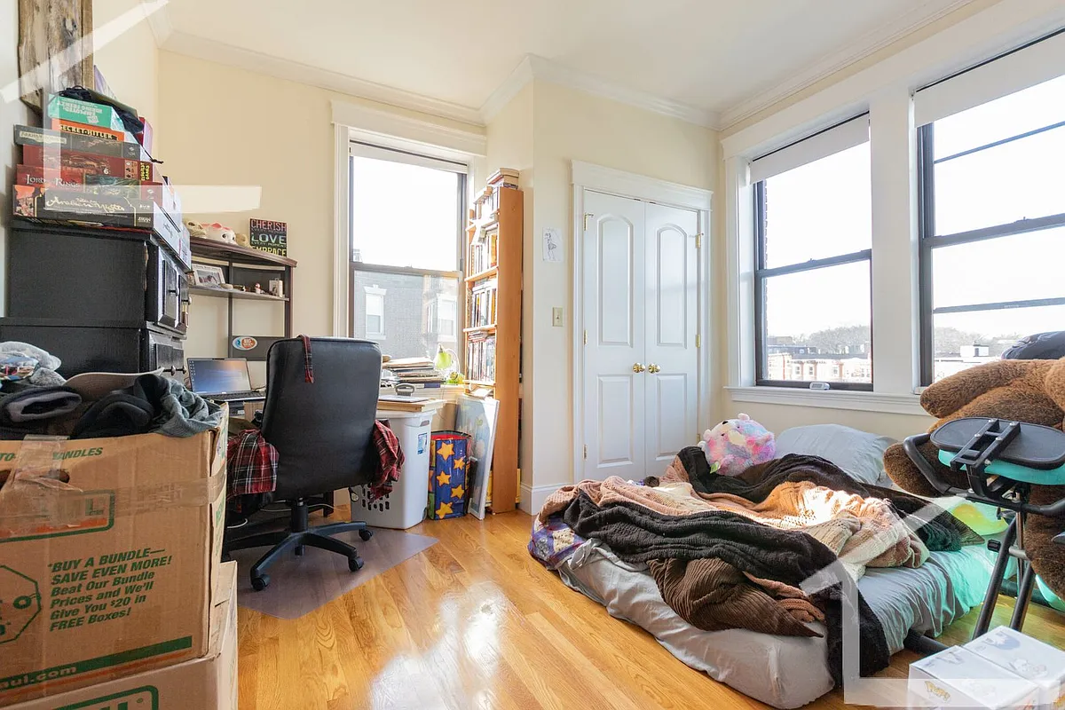 Building Photo - 1322 Commonwealth Ave #3