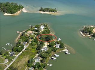 810 Long Point Ln, Topping, VA 23169