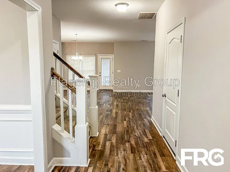 491 Fallingbrook Dr — Photo 3