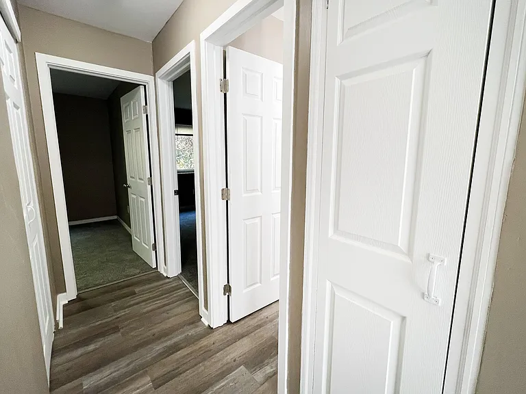Twin Gables Apartments — Photo 37