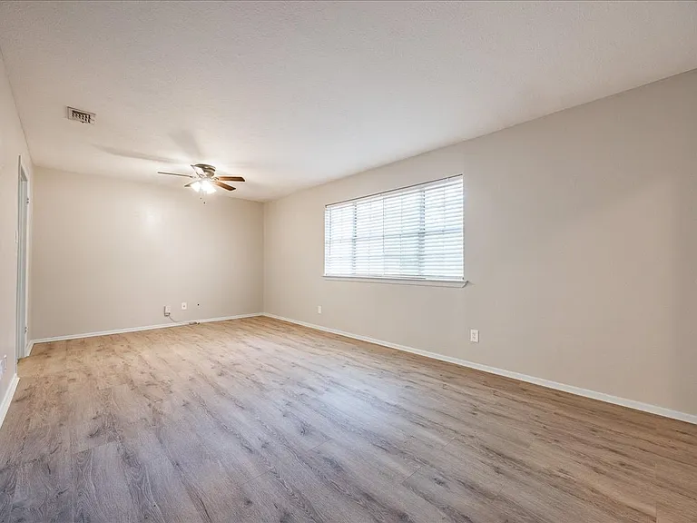 1313 E Sherman Dr — Photo 2