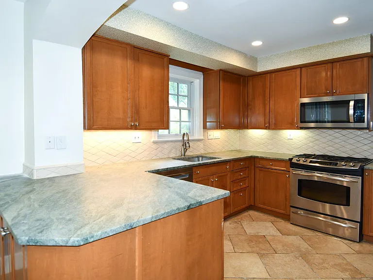2608 Fordham Rd — Photo 12