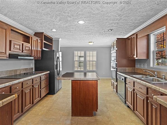 5th image of 121 Martin Dr