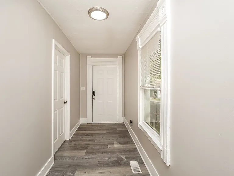 803242_027_hallway_13139785.jpg