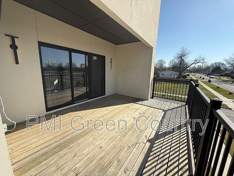 134 E Elgin St — Photo 16