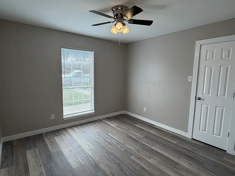 208 Hollie Cir — Photo 4