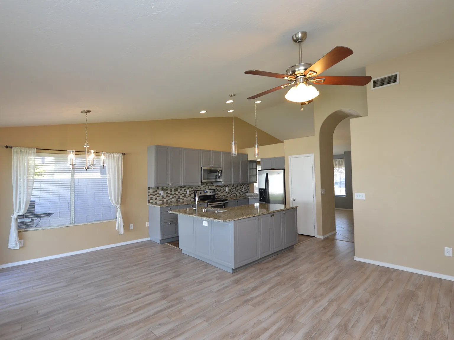 902 E Folley St — Photo 3