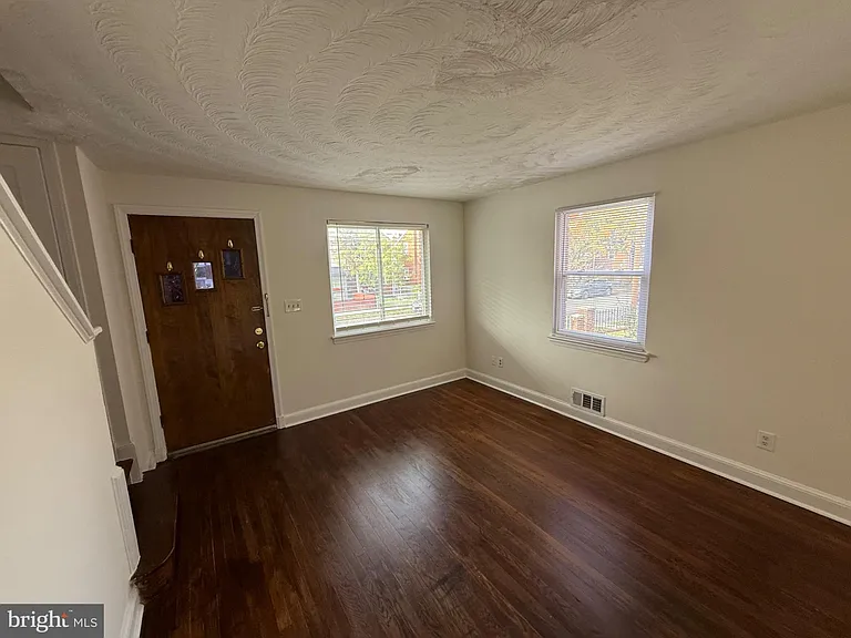 374 Chaplin St SE — Photo 14