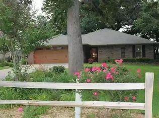 706 Kiowa Dr W, Lake Kiowa, TX 76240