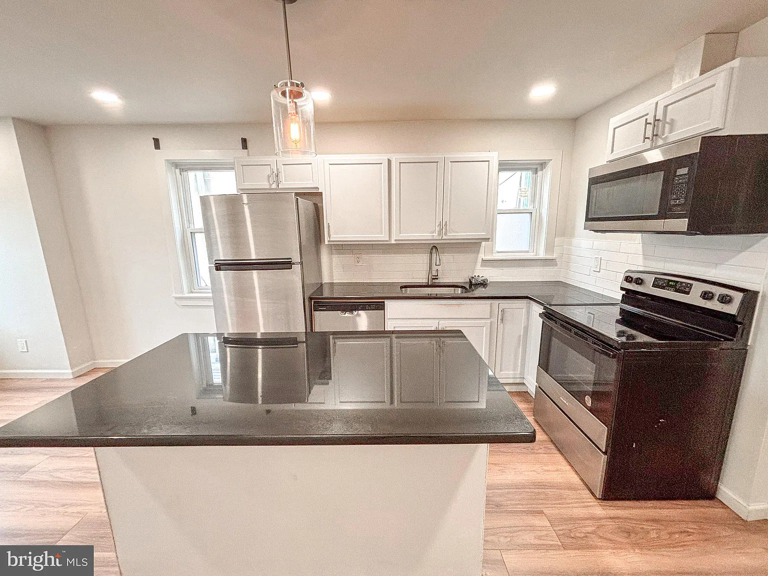 4 bed, 2.0 bath, 1446 sqft, $2,500 — Photo 2