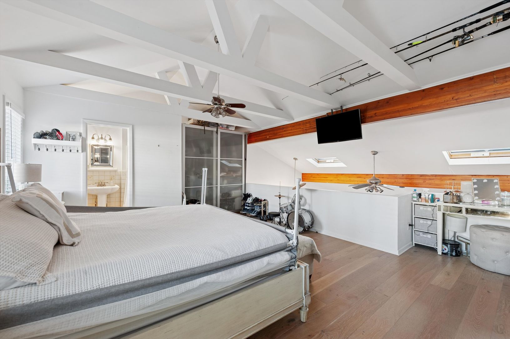 Large Primary Vaulted Ceilings