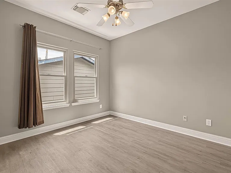 1107 Saint Charles St — Photo 4