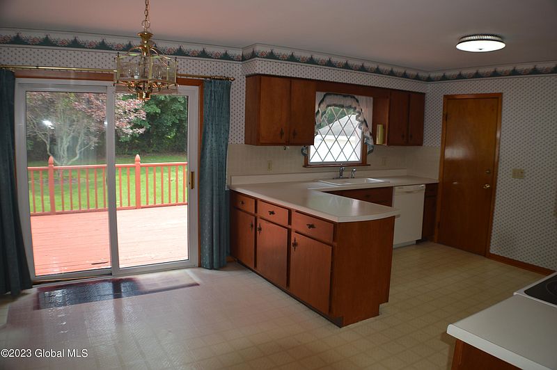 3rd image of 176 E Palmer Avenue