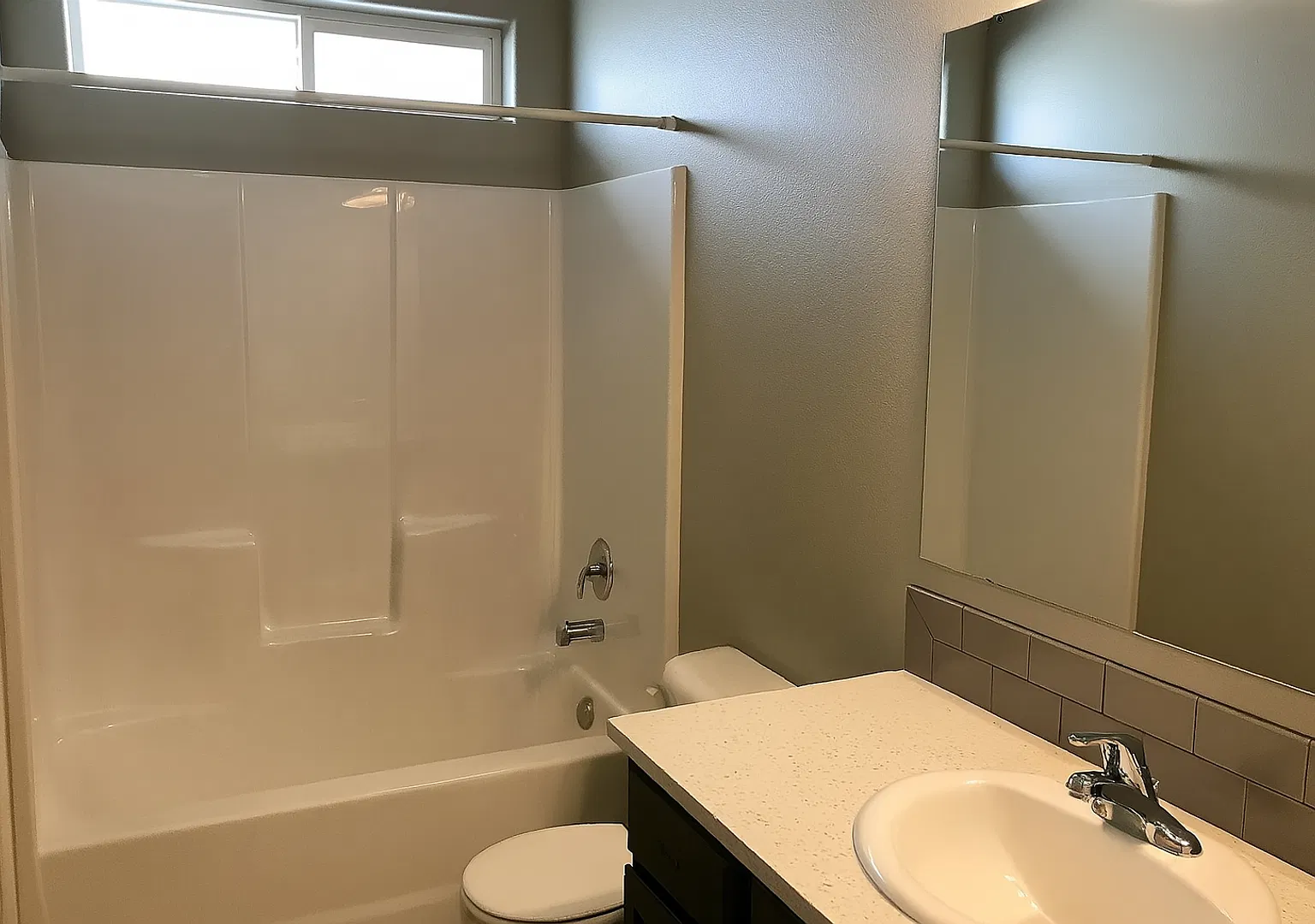 Gorgeous single-level 3x2 with fully fenced yard, AC, and soaking tub. — Photo 4
