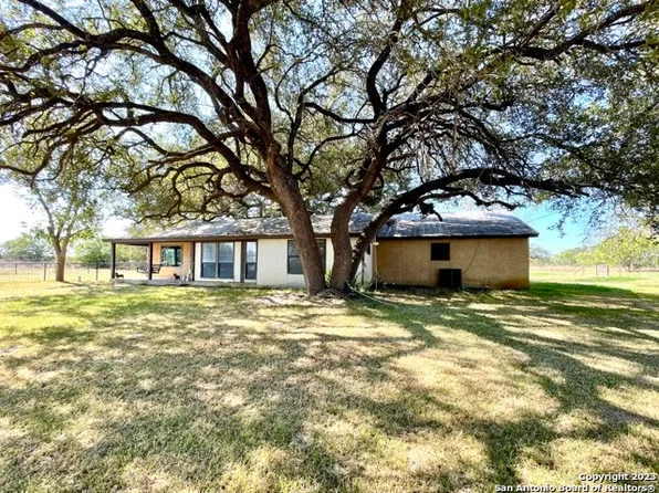 198 Private Road 7730, Devine, TX 78016