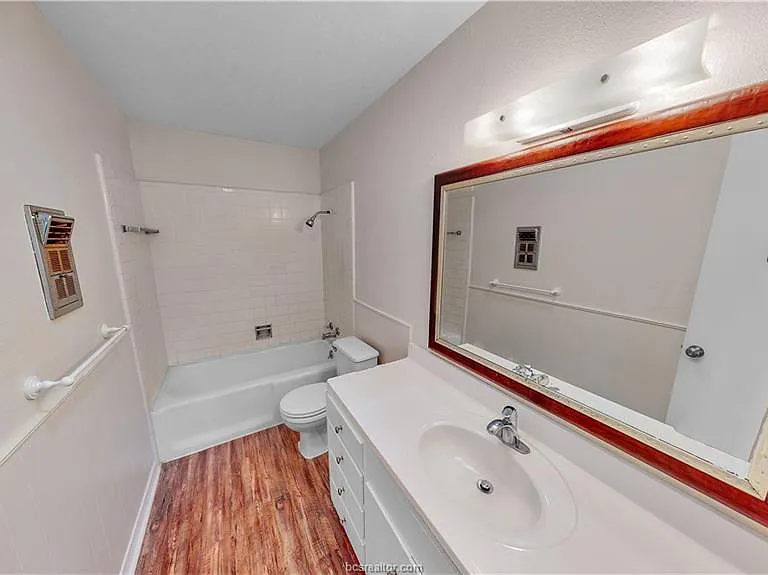 205 Redmond Dr — Photo 3