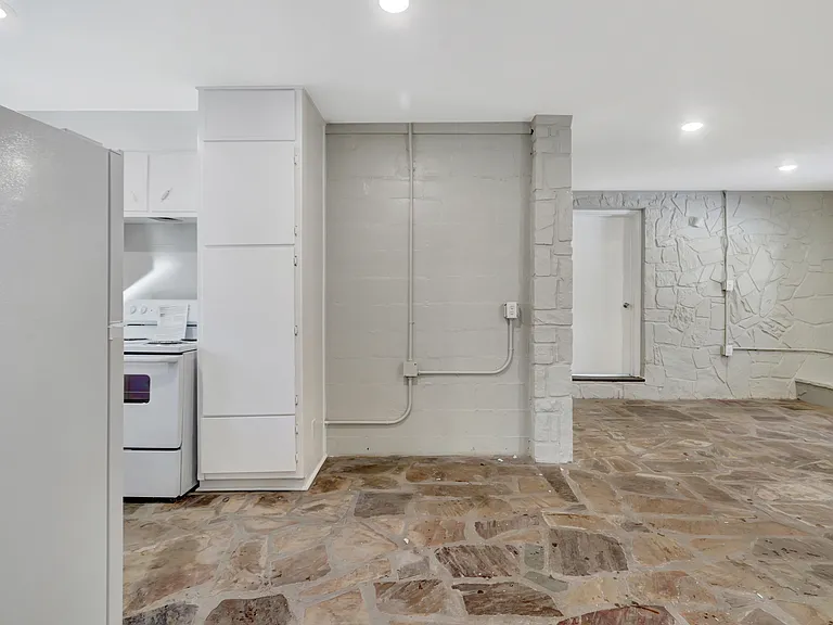 2751 Malvern Ave — Photo 6