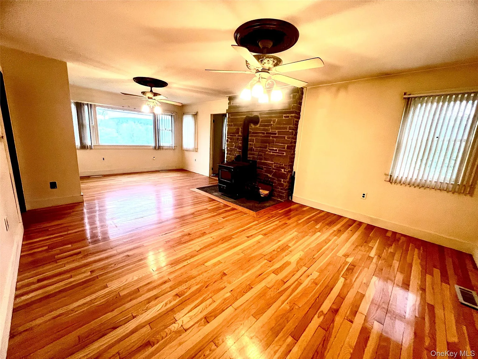3 bed, 1.5 bath, 1894 sqft, $3,300 — Photo 3