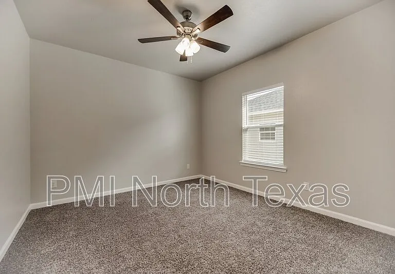 1518 Walworth St — Photo 11