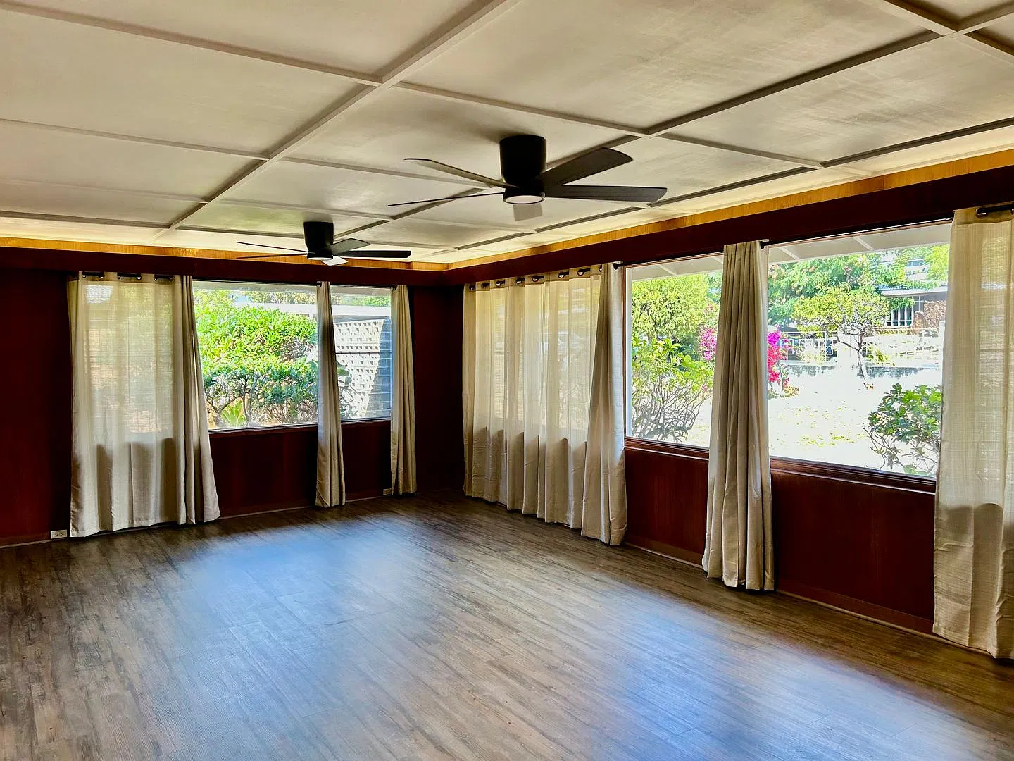 Lower Waialae Iki home w/3 Bdrm., 2 bath, 2 car carport — Photo 2