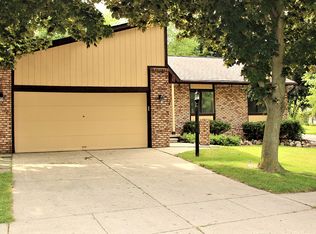 936 Devonshire Ct, Brighton, MI 48116