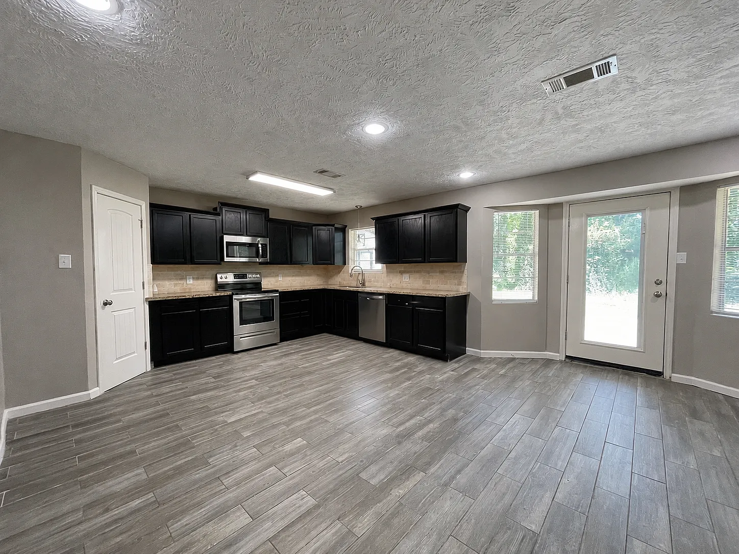 5 bed, 1682 sqft, $1,995 — Photo 3