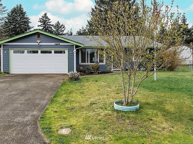 1339 Rhododendron Ct NE — Photo 8
