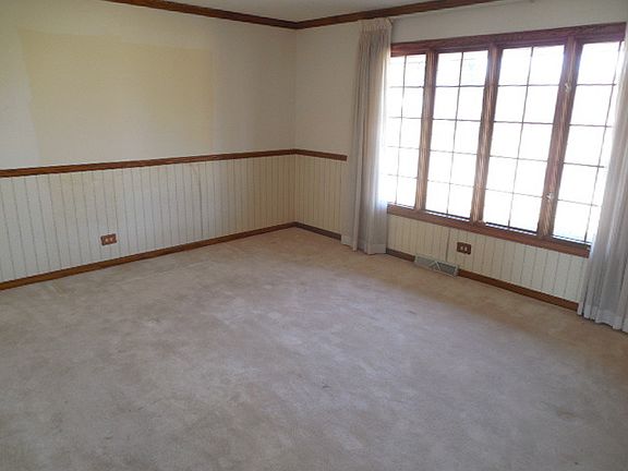 3rd image of 16930 Windsor Ct