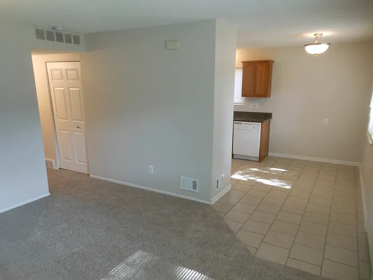 501 E Breckenridge St — Photo 15