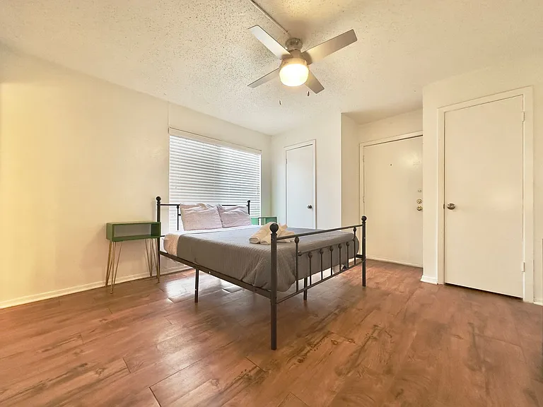 Marian Condos — Photo 91