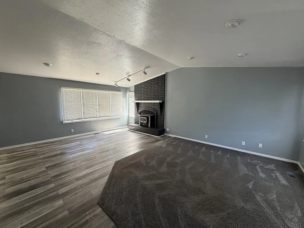 464 N 400 W — Photo 3