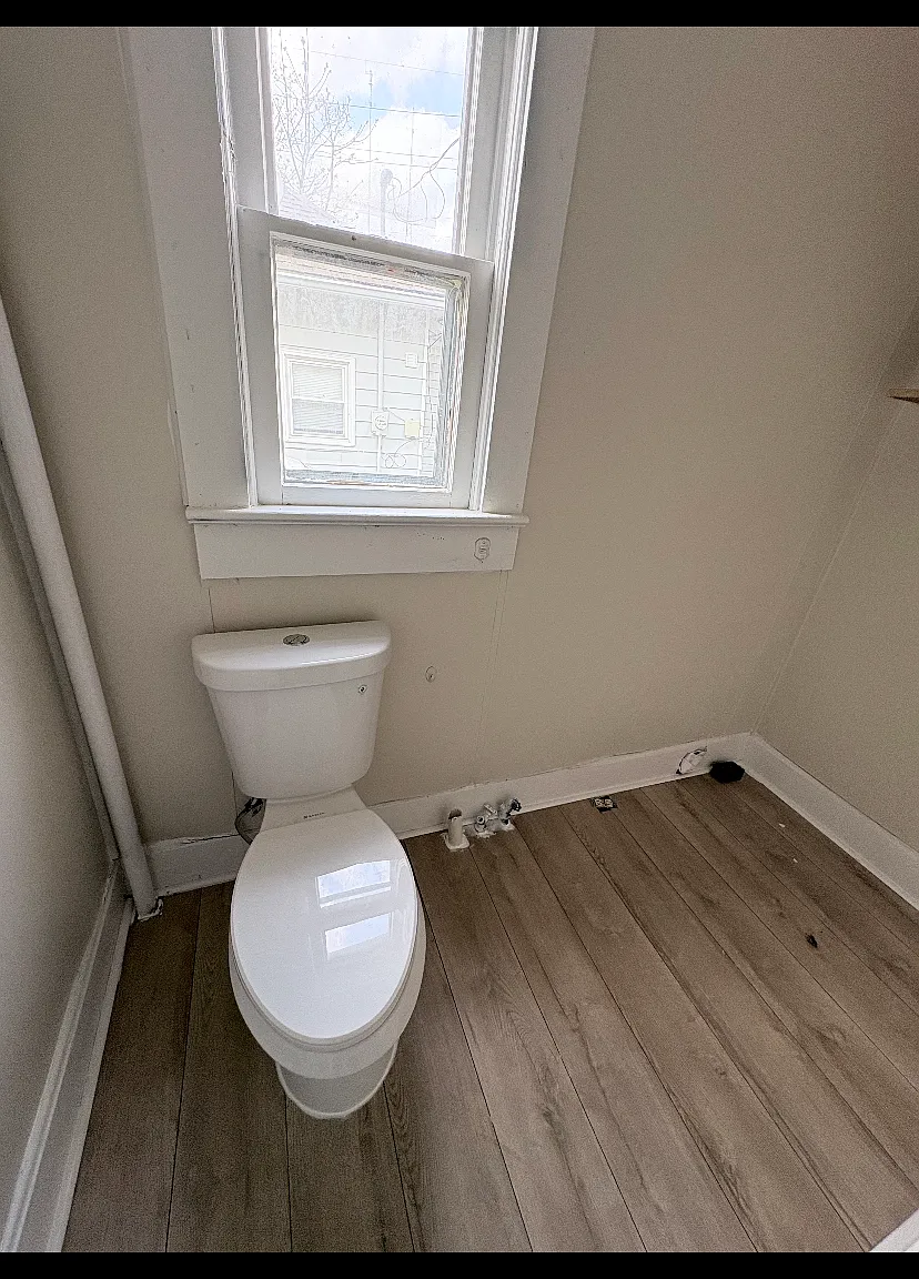 3 bed, 1.5 bath, 2200 sqft, $1,350 — Photo 3