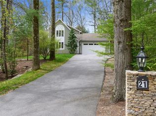 21 Maplecrest Dr, Smithfield, RI 02828