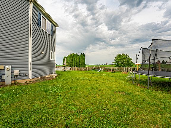 4th image of 12 E Meadow Dr