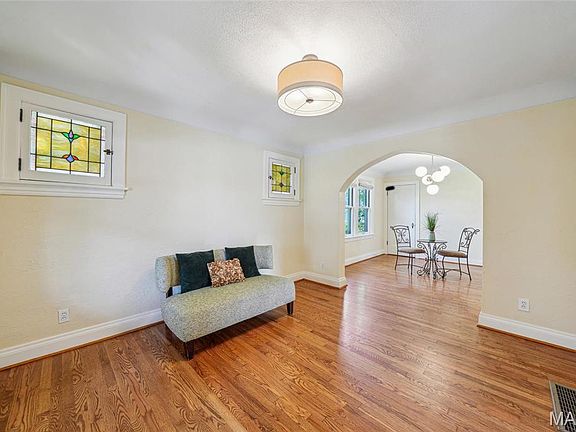 4th image of 2444 Helen Ave