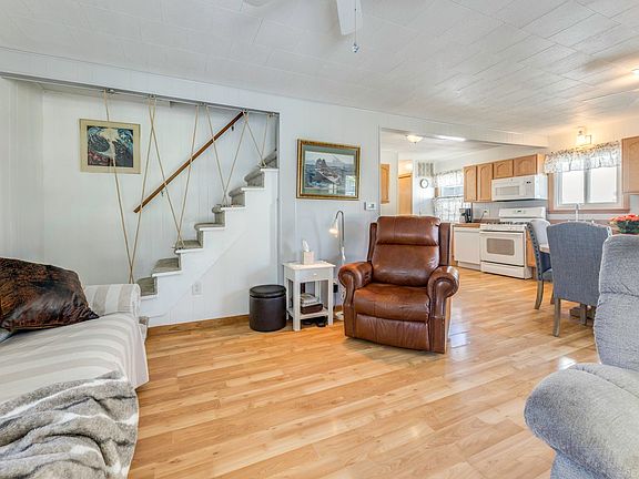 5th image of 7462 Woodbine Rd