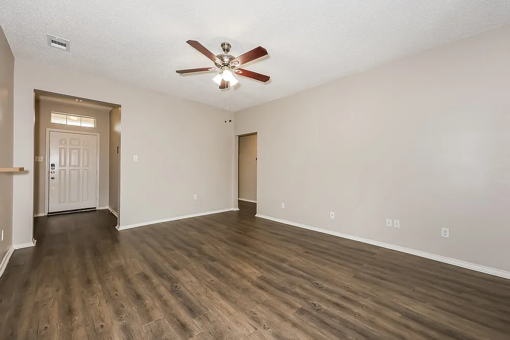 3 bed, 2.0 bath, 1266 sqft, $2,035 — Photo 4