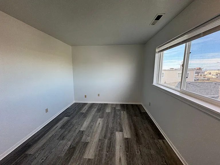 637 SW 9th St — Photo 38