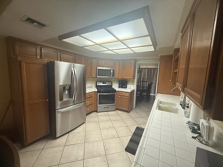19620 Wyandotte St #3 — Photo 32