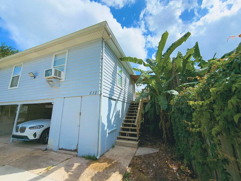 512 Crescent Blvd