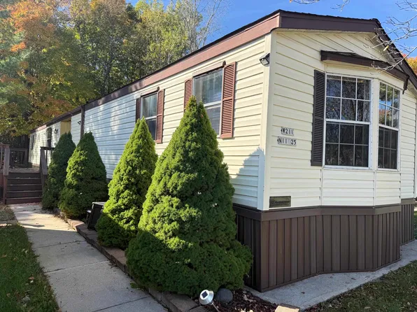 W211N11625 Hilltop Cir, Germantown, WI 53022