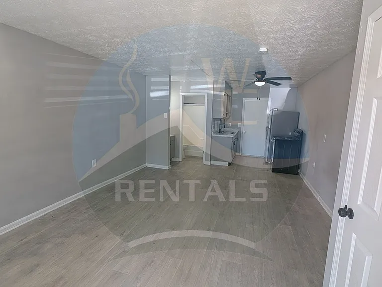 569 Country Club Dr — Photo 2