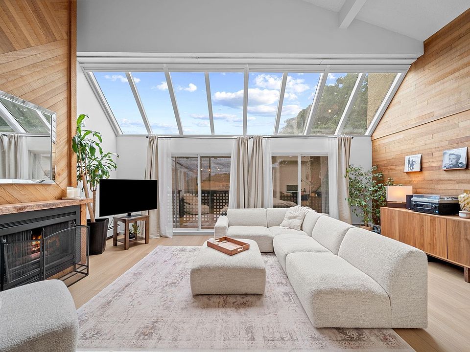 1st image of 110 7th St #402