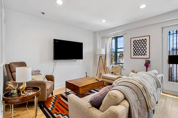 Rented by Safdie Realty Group | media 26