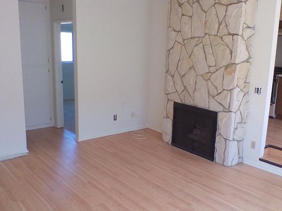 2nd image of 13561 Moorpark St APT 211
