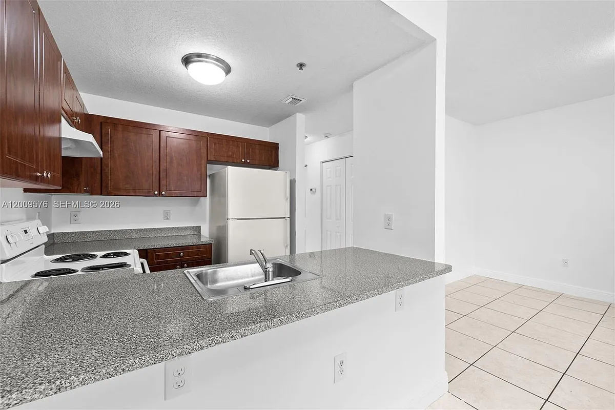 Photo 1 of 21 - 2461 W 78th St #201 - Hialeah, FL Primary Photo - 2461 W 78th St #201