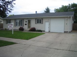 2226 Fallcreek Ct, Grand Forks, ND 58201