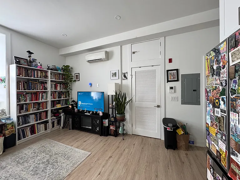 231 W Johnson Street — Photo 11