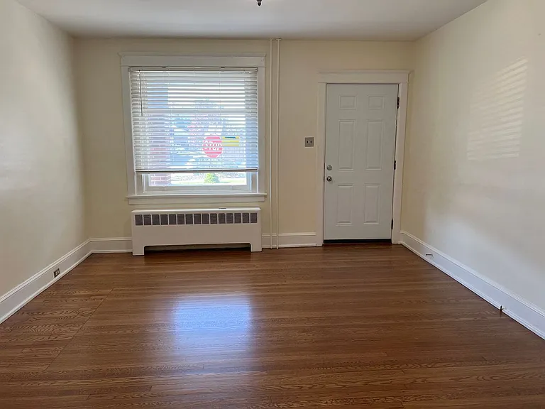 1320-1322 Chelsea Ave — Photo 4